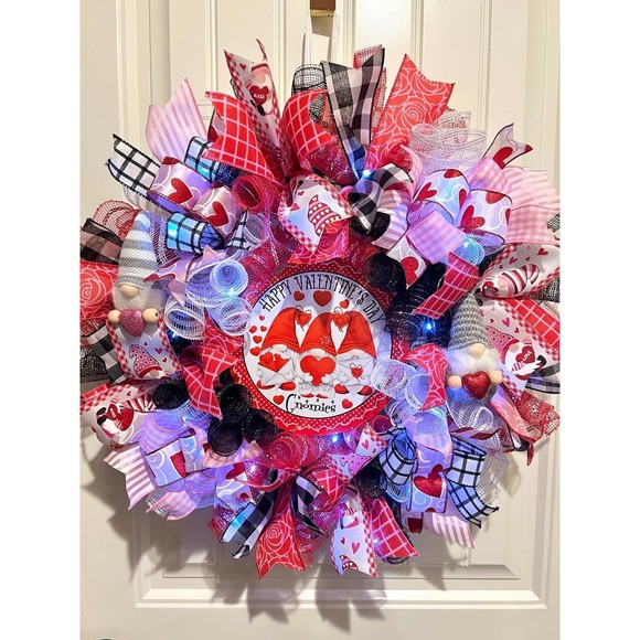Handmade Valentine’s Gnome Hearts Ribbon Prelit Wreath 22 ins LED W12 - Picture 9 of 12